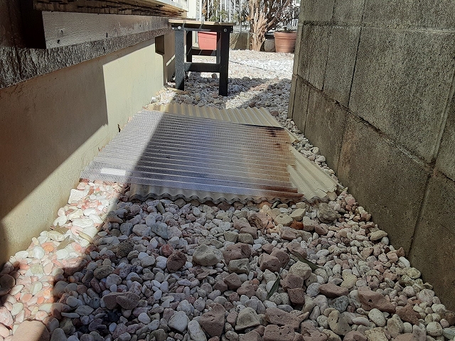 地面に落下した波板の状態